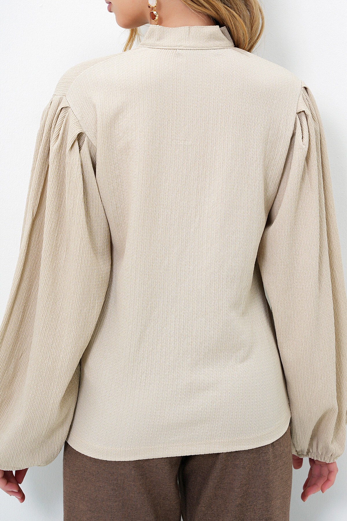 Bej Hakim Yaka Önü Düğmeli Balon Kol Dokulu Gömlek Bluz