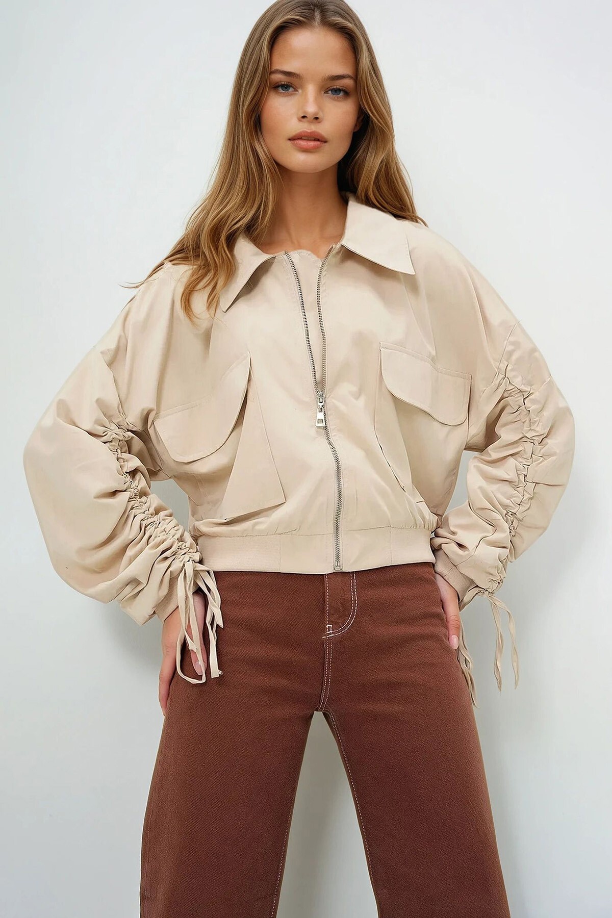 Bej Kolları Büzgü Detaylı İçi Astarlı Çift Cepli Mevsimlik Ceket