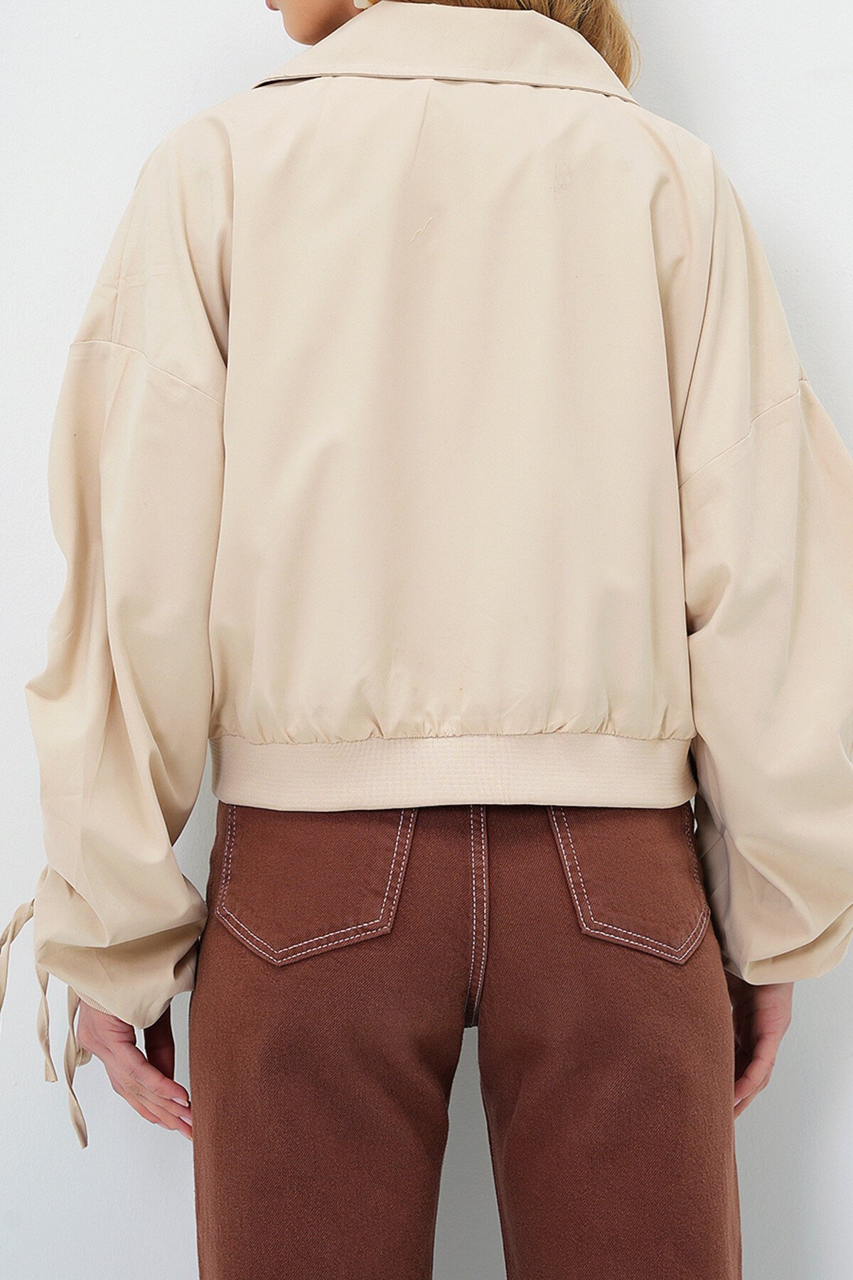 Bej Kolları Büzgü Detaylı İçi Astarlı Çift Cepli Mevsimlik Ceket