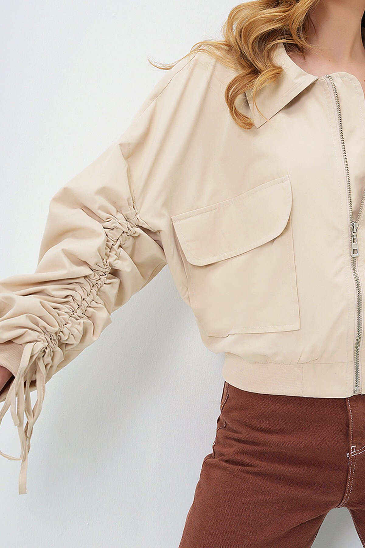 Bej Kolları Büzgü Detaylı İçi Astarlı Çift Cepli Mevsimlik Ceket
