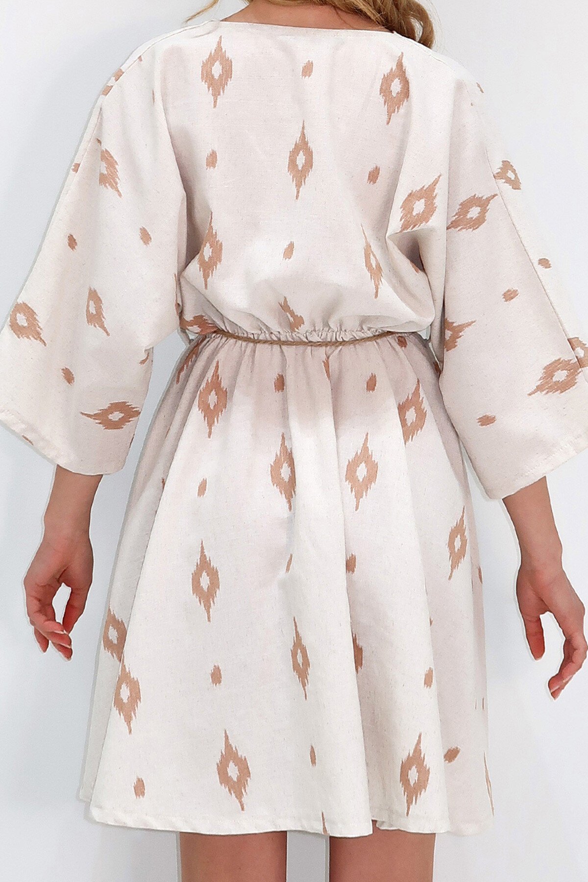 Bej Kruvaze Yaka Yarasa Kol Keten Görünümlü Midi Boy Elbise