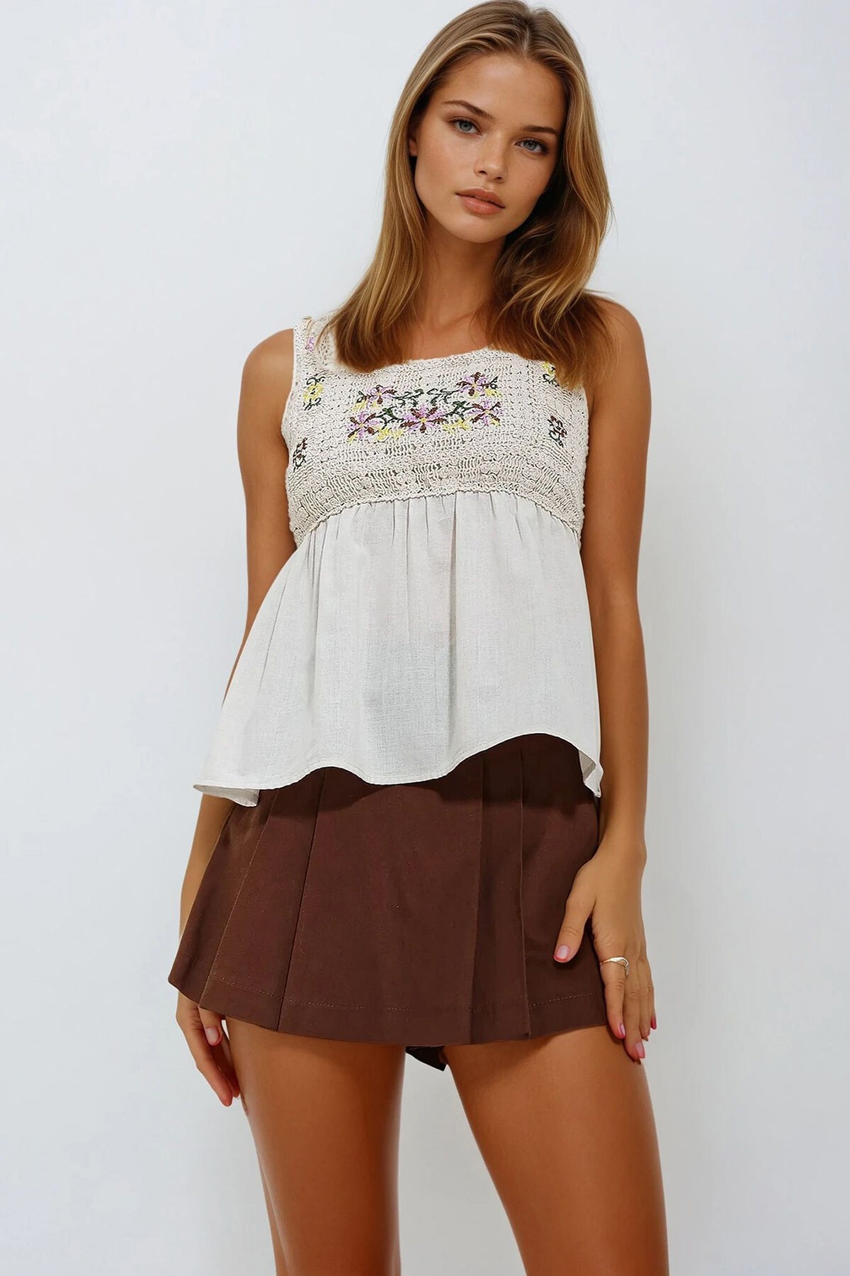 Bej Sırtı Gipeli Kroşata Nakışlı Dokuma Askılı Bluz