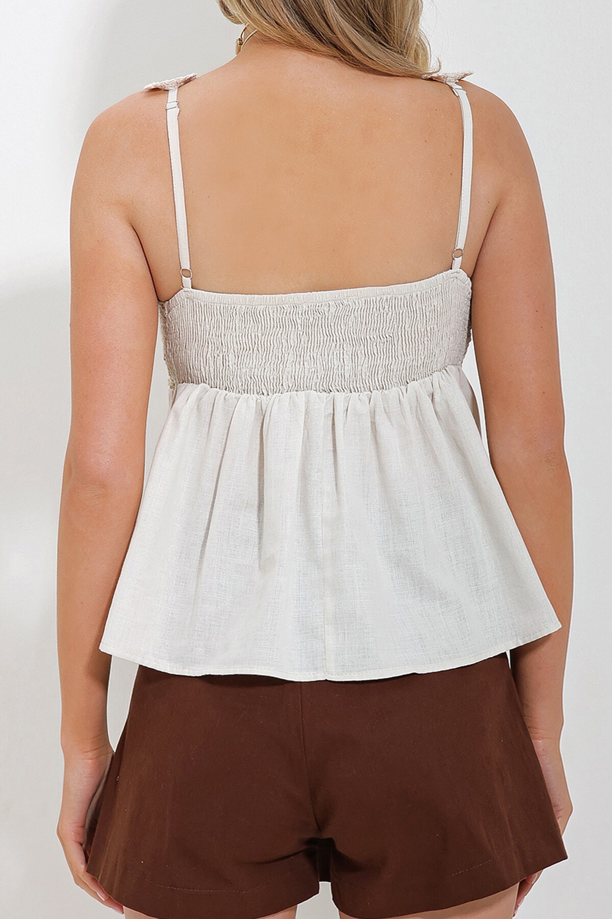 Bej Sırtı Gipeli Kroşata Nakışlı Dokuma Askılı Bluz