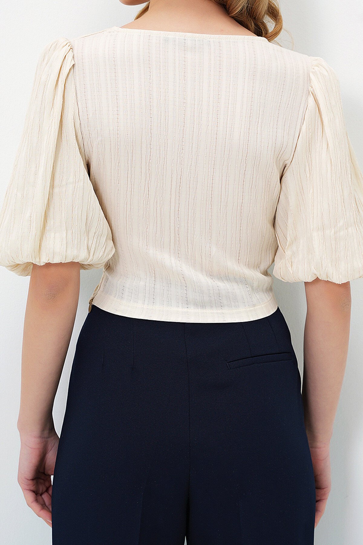 Bej V Yaka Düğüm Detaylı Gizli Fermuarlı Balon Kol Dokuma Bluz