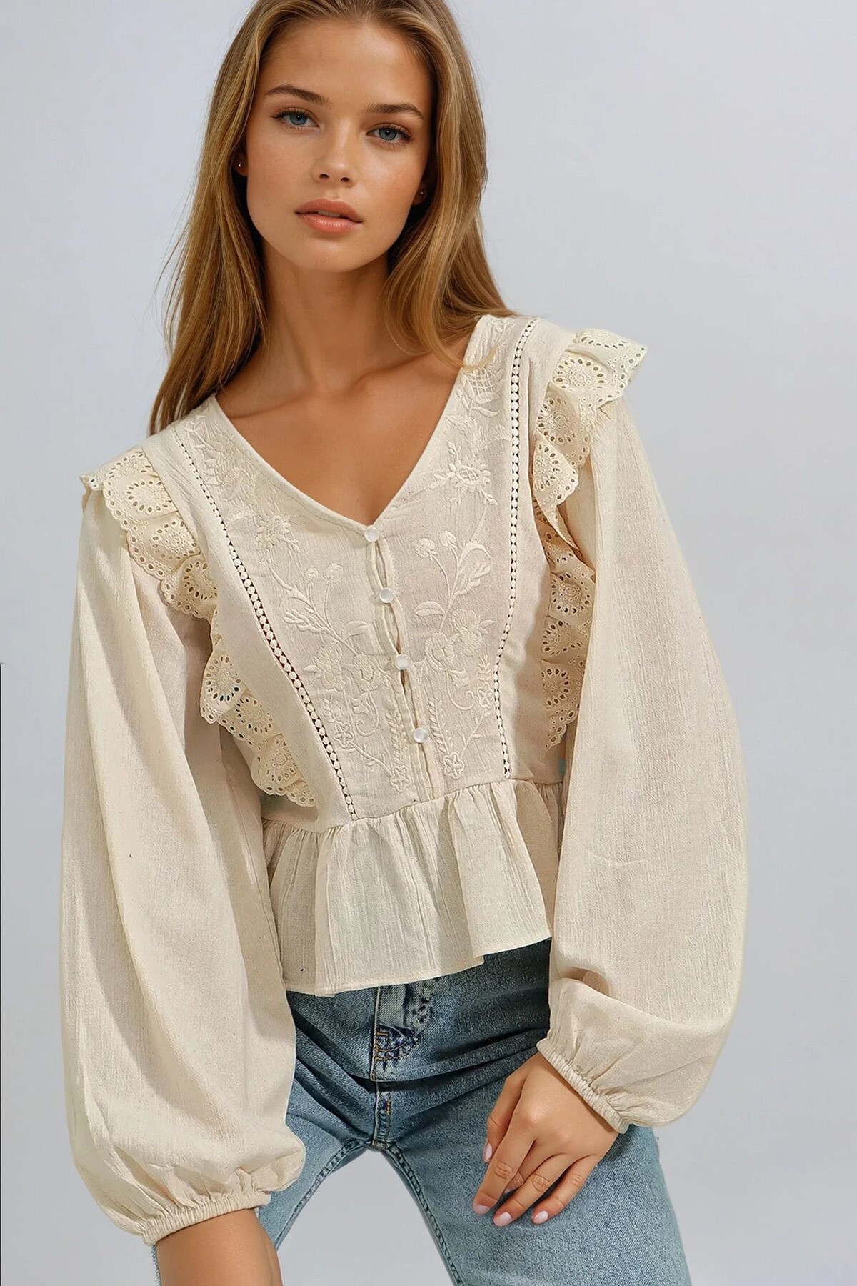 Bej V Yaka Fisto Ve Nakış İşlemeli Bluz