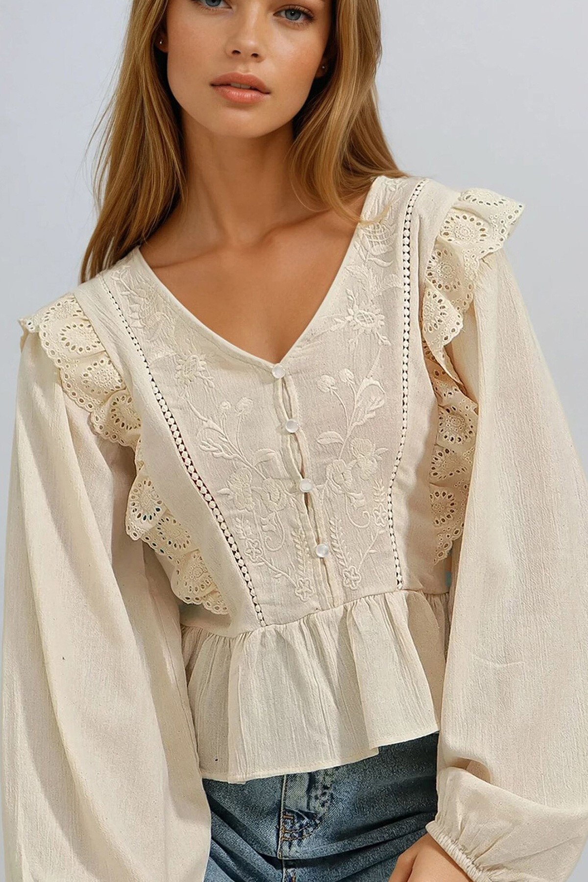 Bej V Yaka Fisto Ve Nakış İşlemeli Bluz