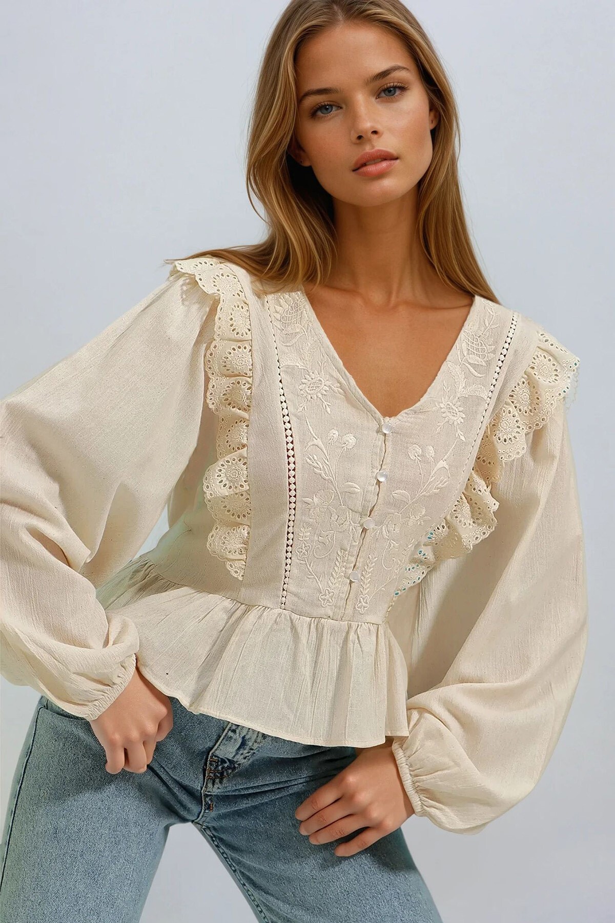 Bej V Yaka Fisto Ve Nakış İşlemeli Bluz