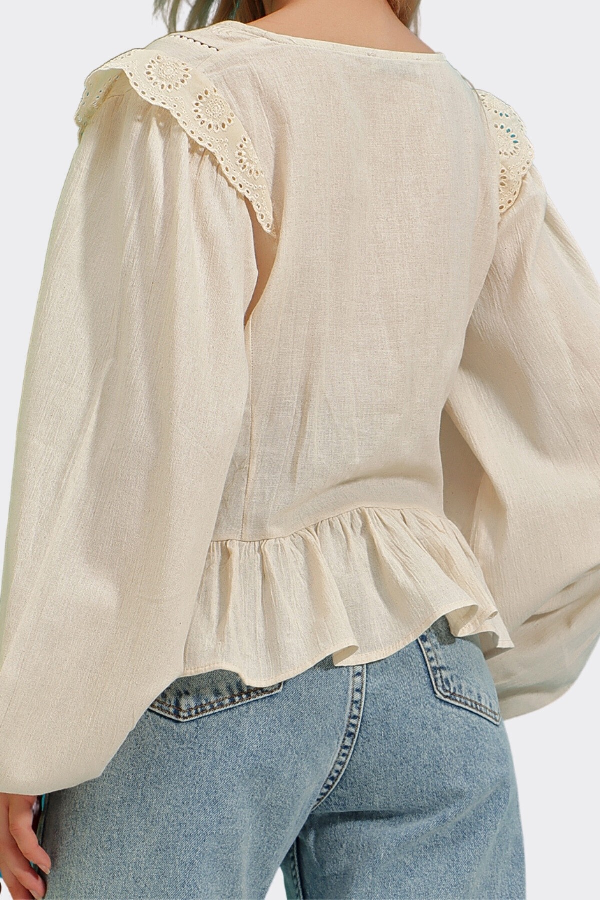 Bej V Yaka Fisto Ve Nakış İşlemeli Bluz