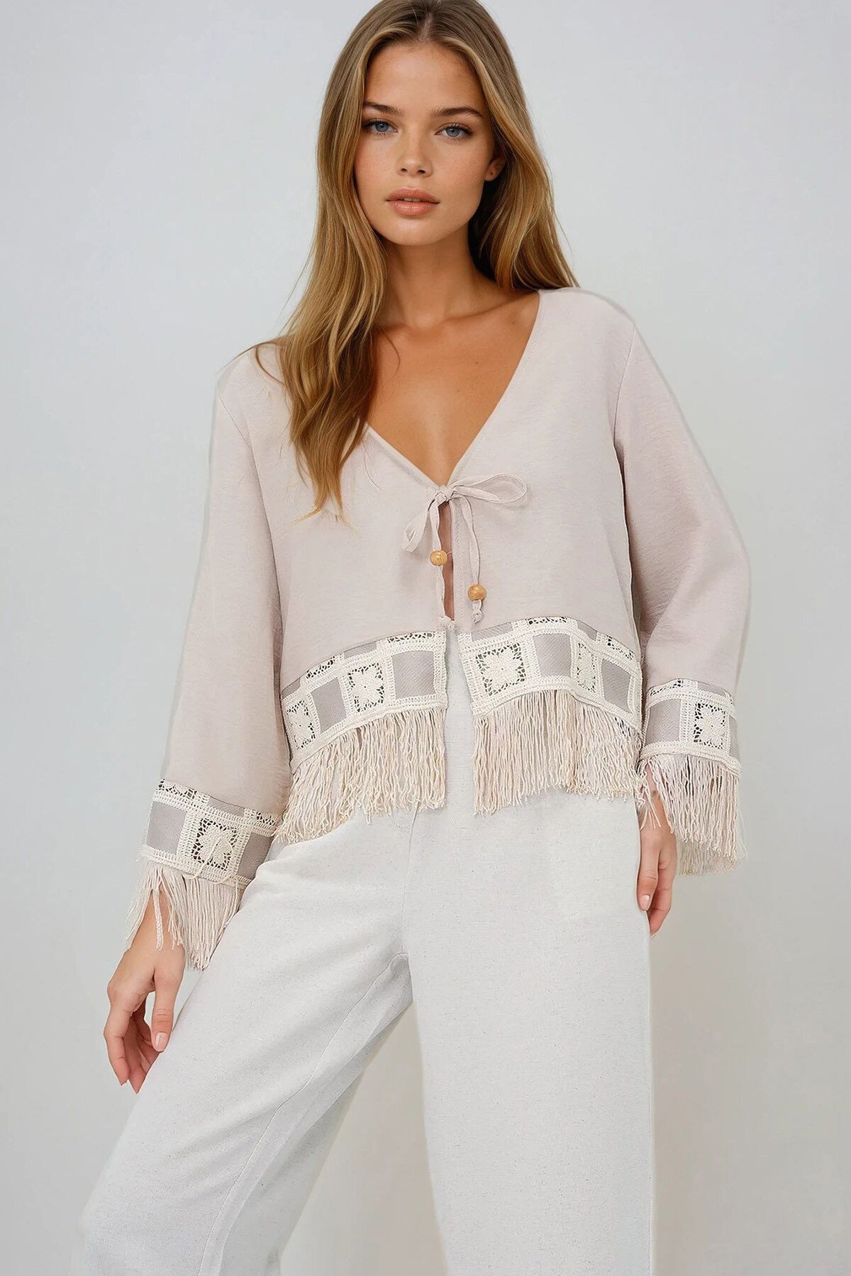 Bej V Yaka Kroşeta Motifli Püskül Detaylı Bağlamalı Mevsimlik Ceket