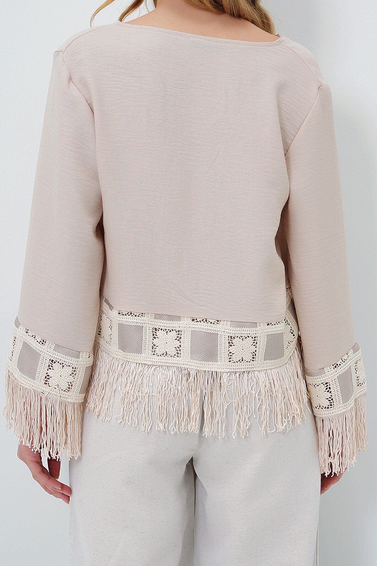 Bej V Yaka Kroşeta Motifli Püskül Detaylı Bağlamalı Mevsimlik Ceket