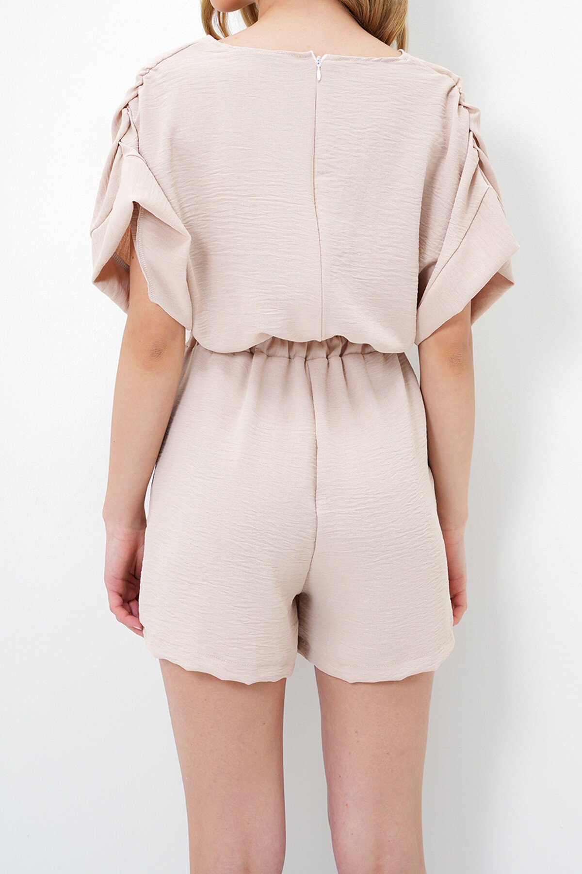 Bej V Yaka Omuzları Büzgülü Çift Cepli Aerobin Tulum