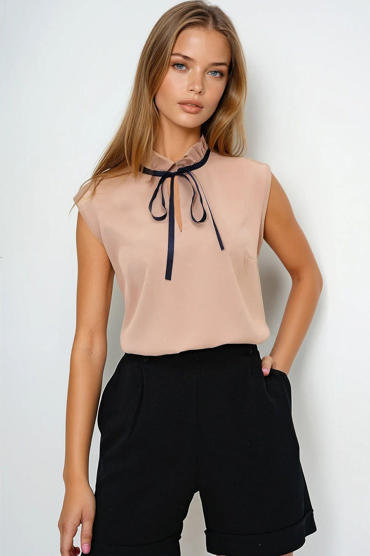 Bej Yakası Fırfırlı Fiyonk Detaylı Kolsuz Dokuma Bluz