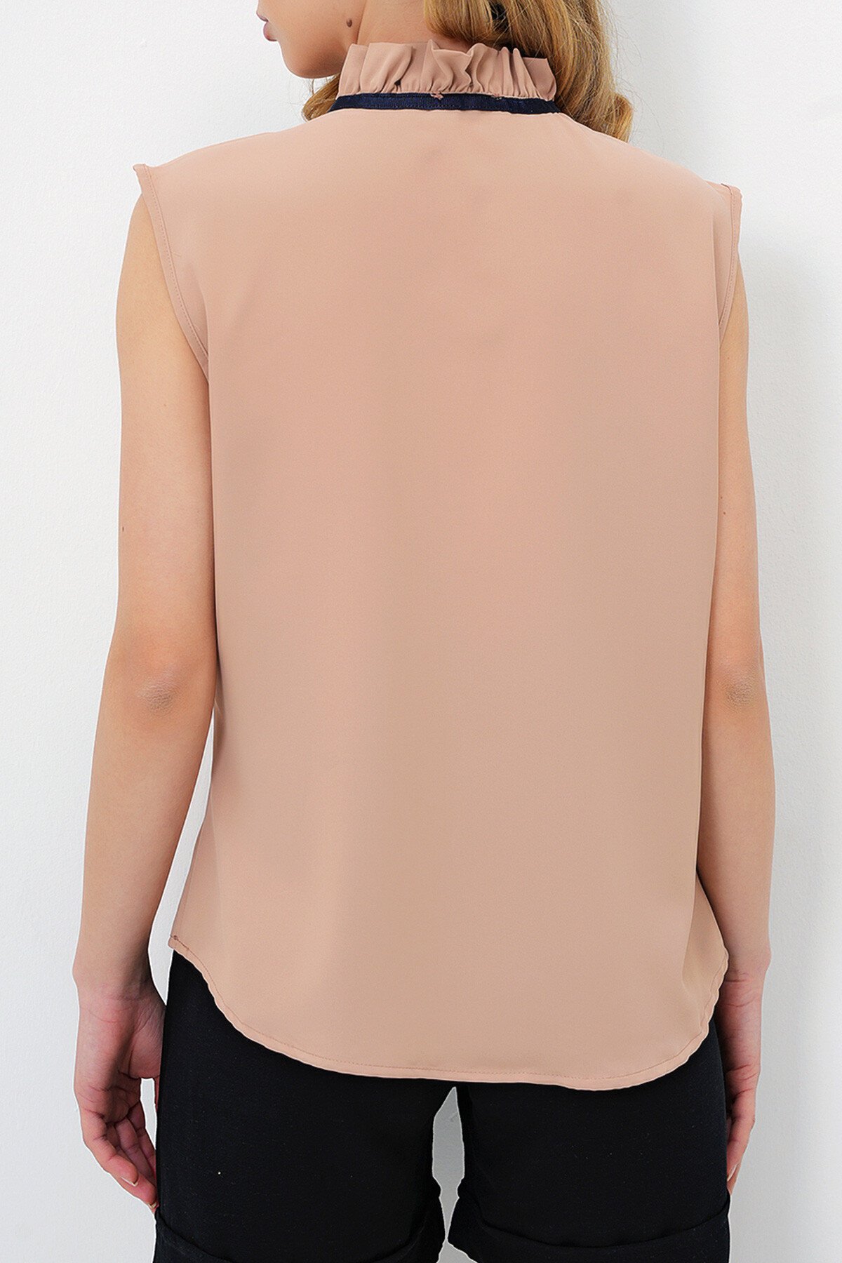 Bej Yakası Fırfırlı Fiyonk Detaylı Kolsuz Dokuma Bluz