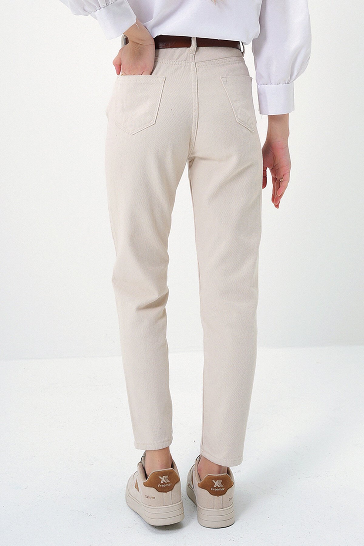 Bej Yüksek Bel Kemerli Mom Jeans