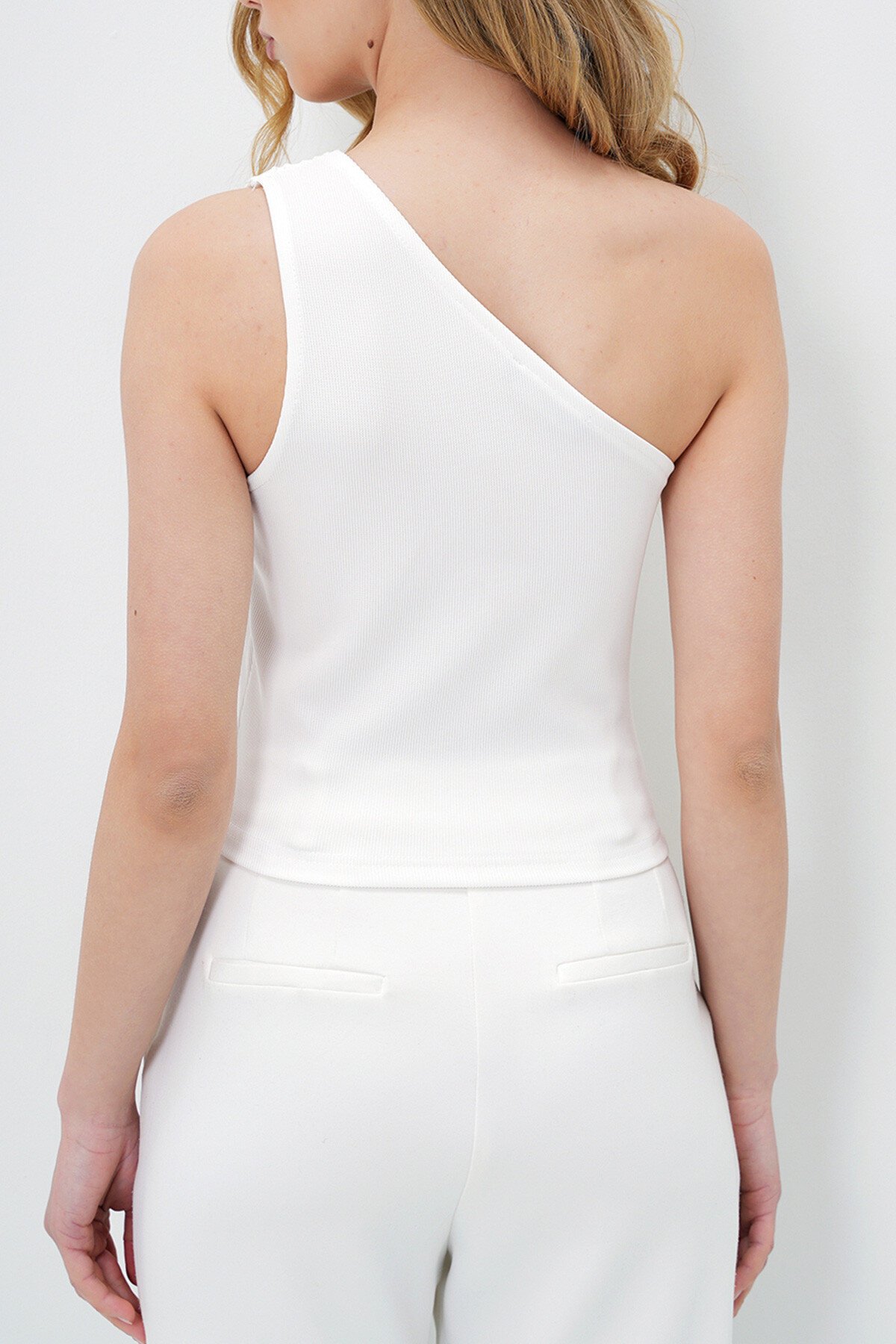 Beyaz Asimetrik Yaka Tek Omuz Metal Aksesuarlı Ottoban Bluz