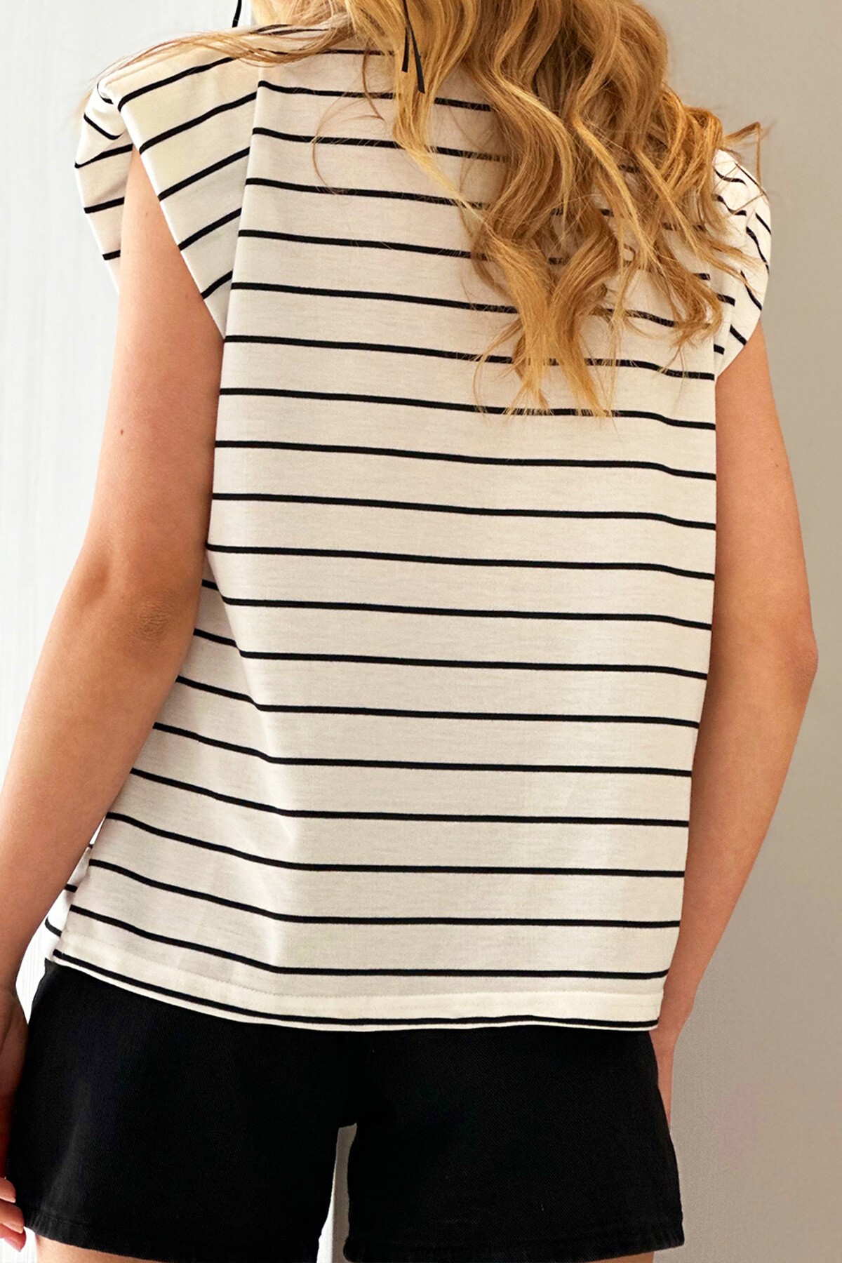 Beyaz Bisiklet Ribana Yakalı Omuzları Vatkalı Çizgili T Shirt