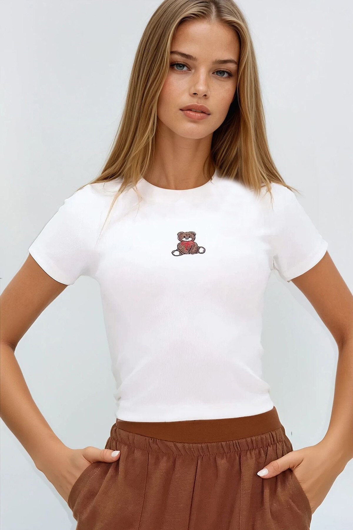 Beyaz Bisiklet Yaka Ayıcık Baskılı Crop Bluz