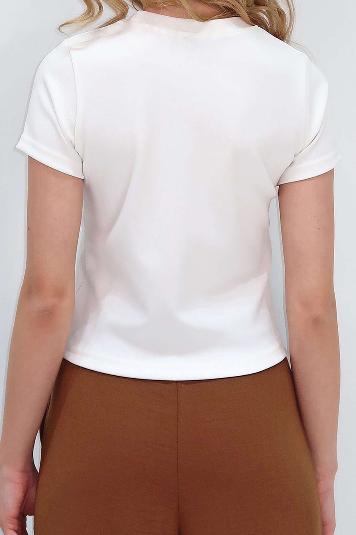 Beyaz Bisiklet Yaka Ayıcık Baskılı Crop Bluz