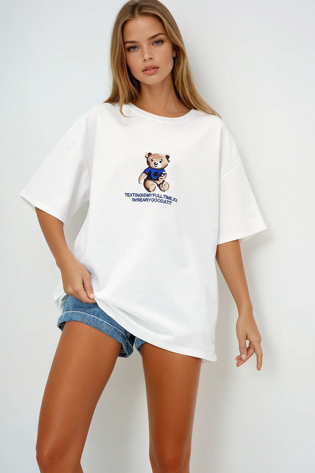 Beyaz Bisiklet Yaka Ayıcık Nakışlı İki İplik T Shırt