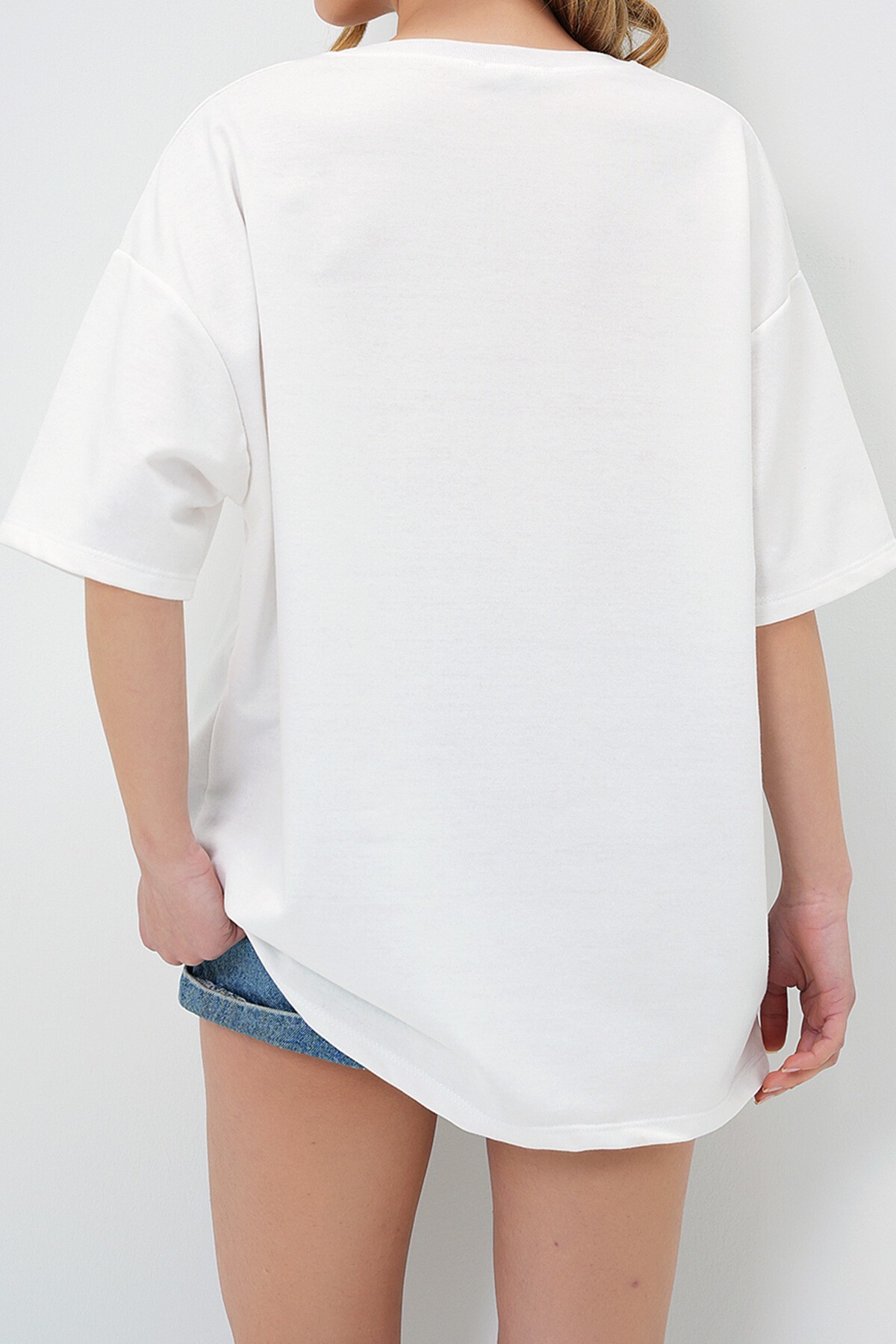 Beyaz Bisiklet Yaka Ayıcık Nakışlı İki İplik T Shırt