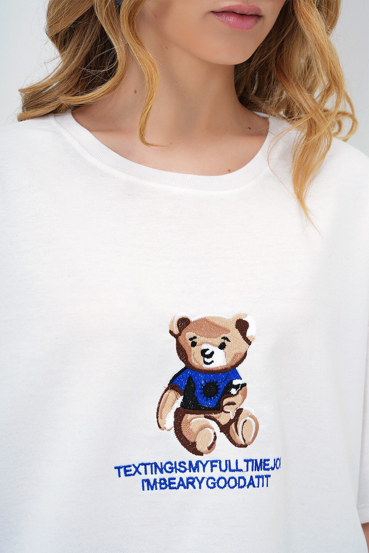 Beyaz Bisiklet Yaka Ayıcık Nakışlı İki İplik T Shırt