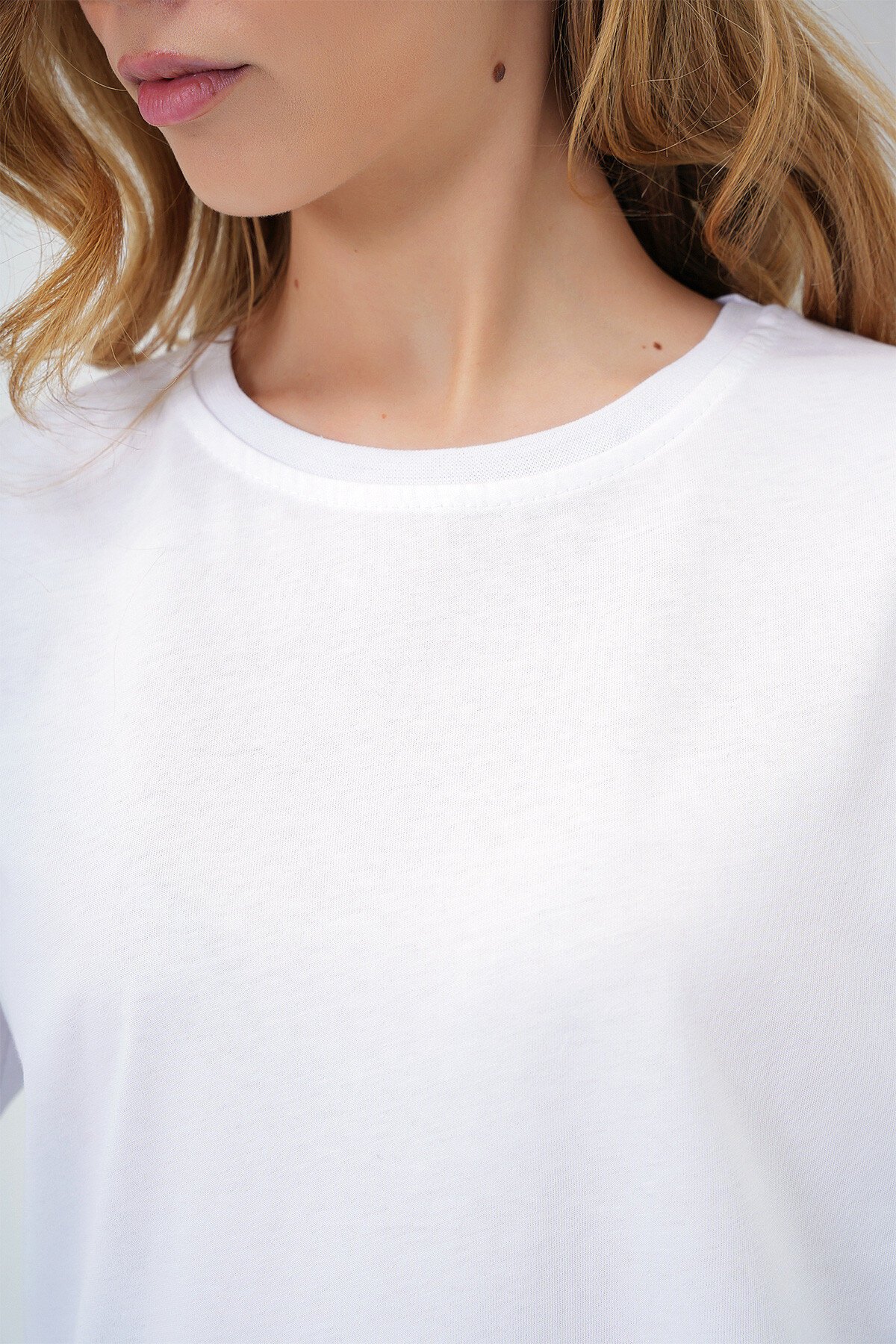Beyaz Bisiklet Yaka Basic T Shırt