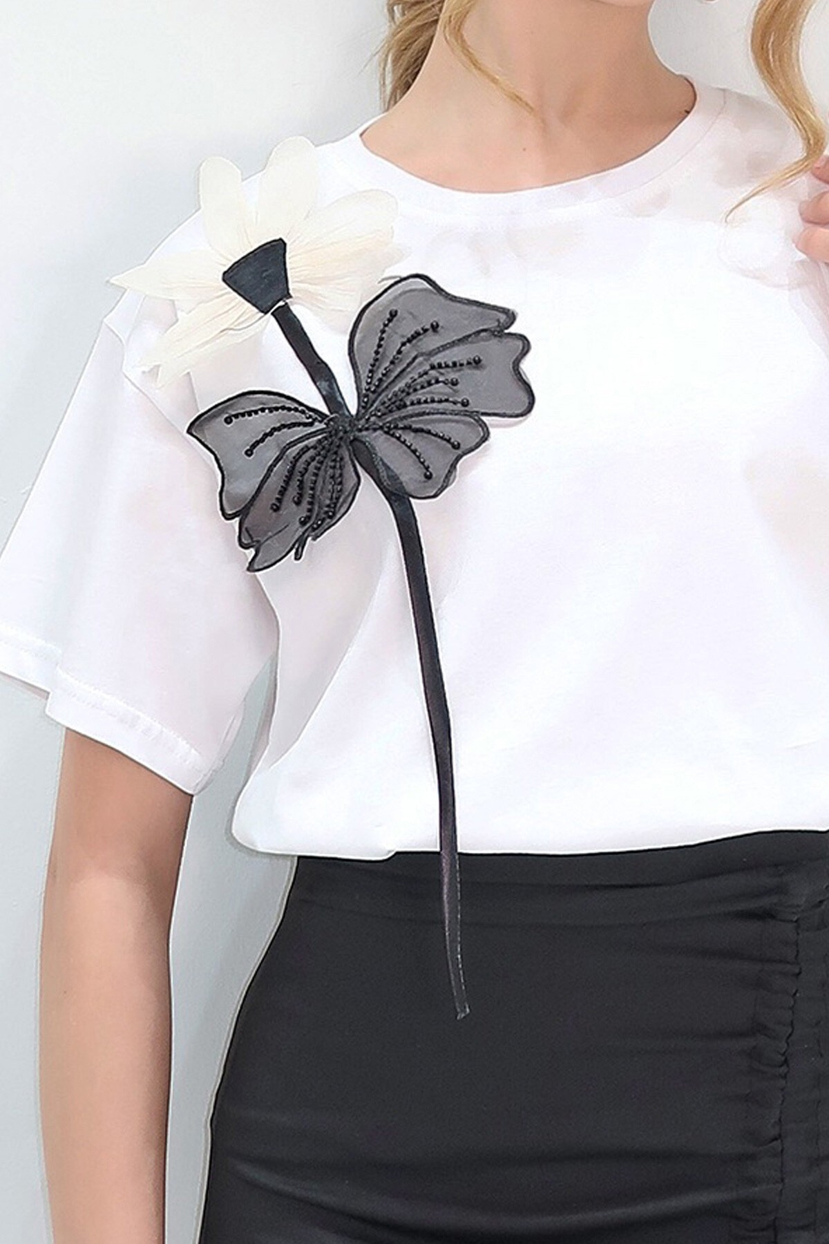 Beyaz Bisiklet Yaka Çiçek Motifli Organze Pamuk T Shırt