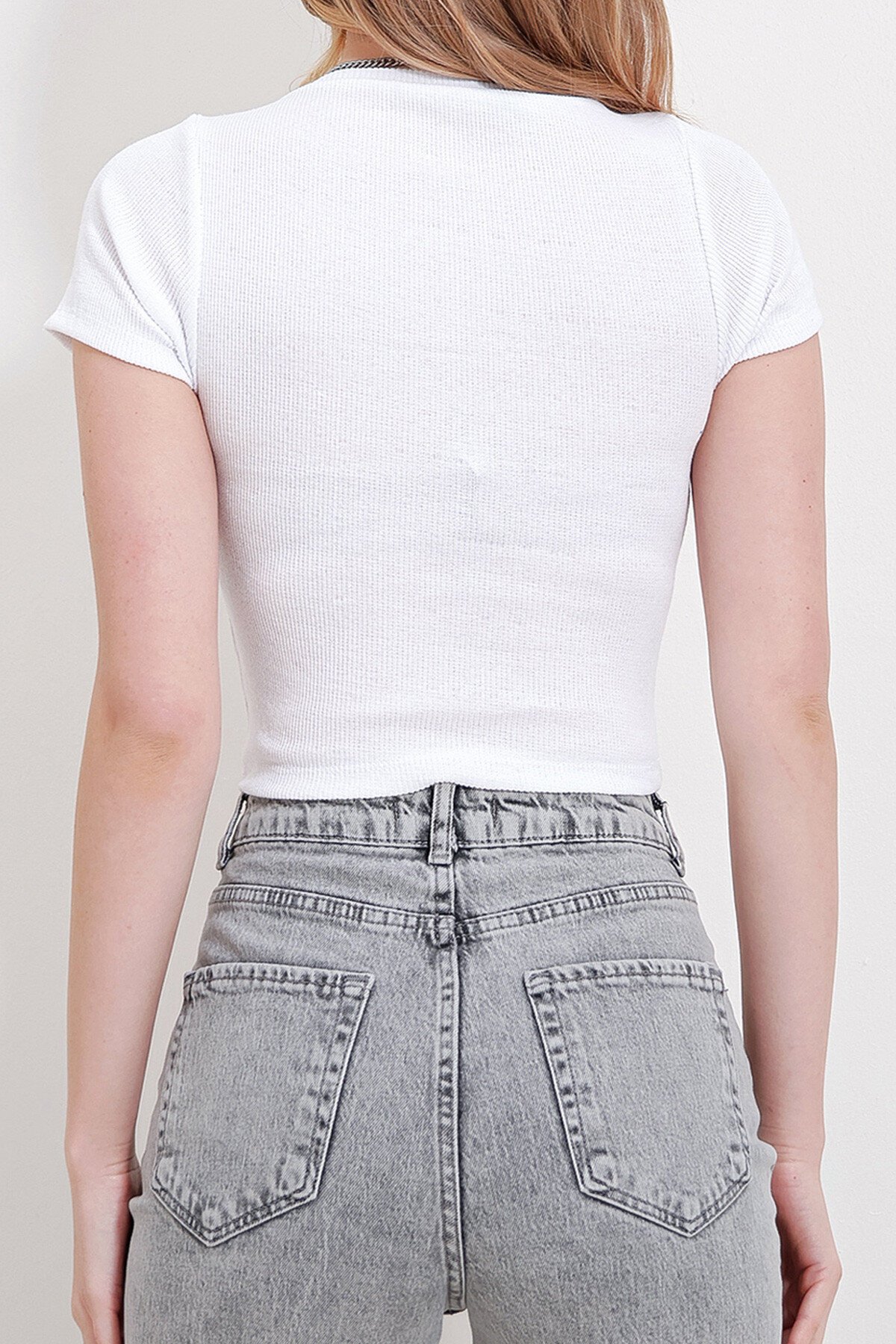 Beyaz Bisiklet Yaka Crop Örme Bluz