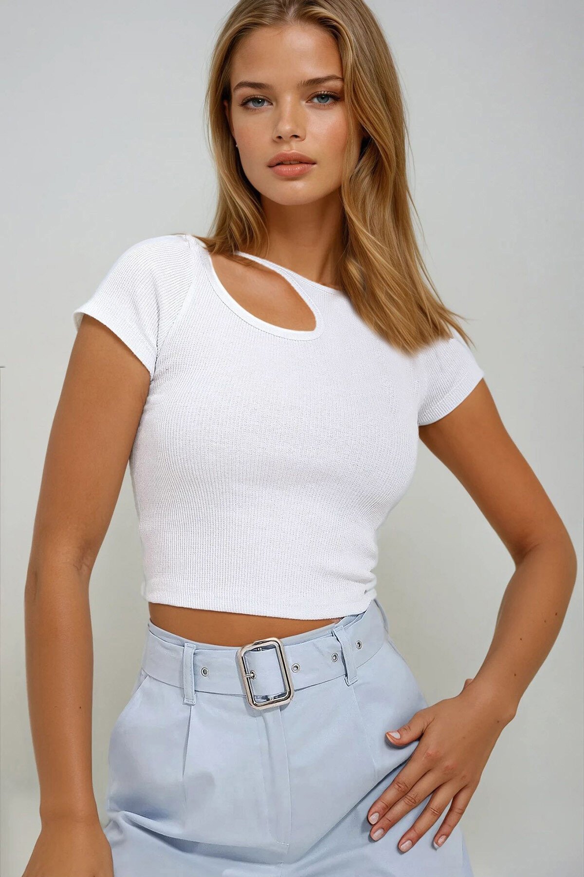 Beyaz Bisiklet Yaka Damla Dekolteli Yarım Kol Örme Bluz