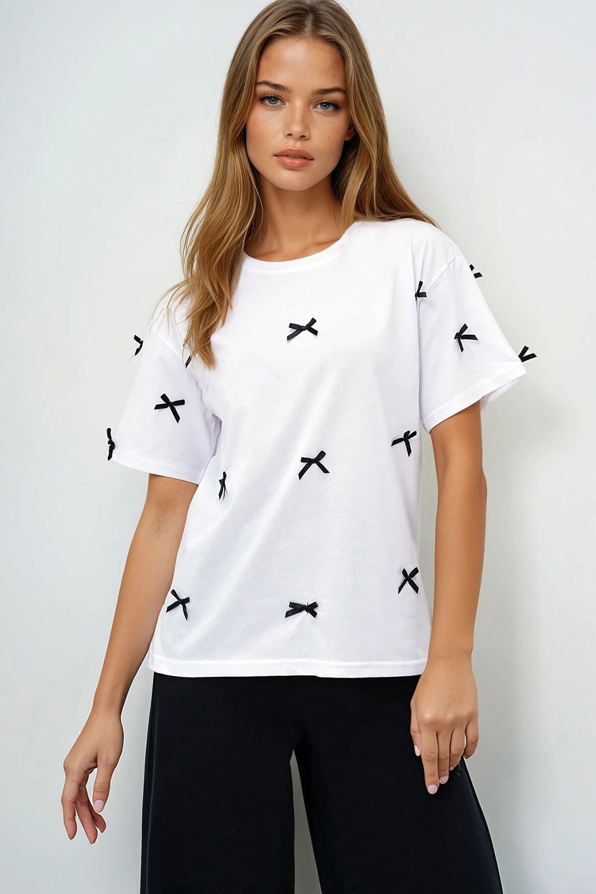 Beyaz Bisiklet Yaka Fiyonk İşlemeli Basic T Shırt