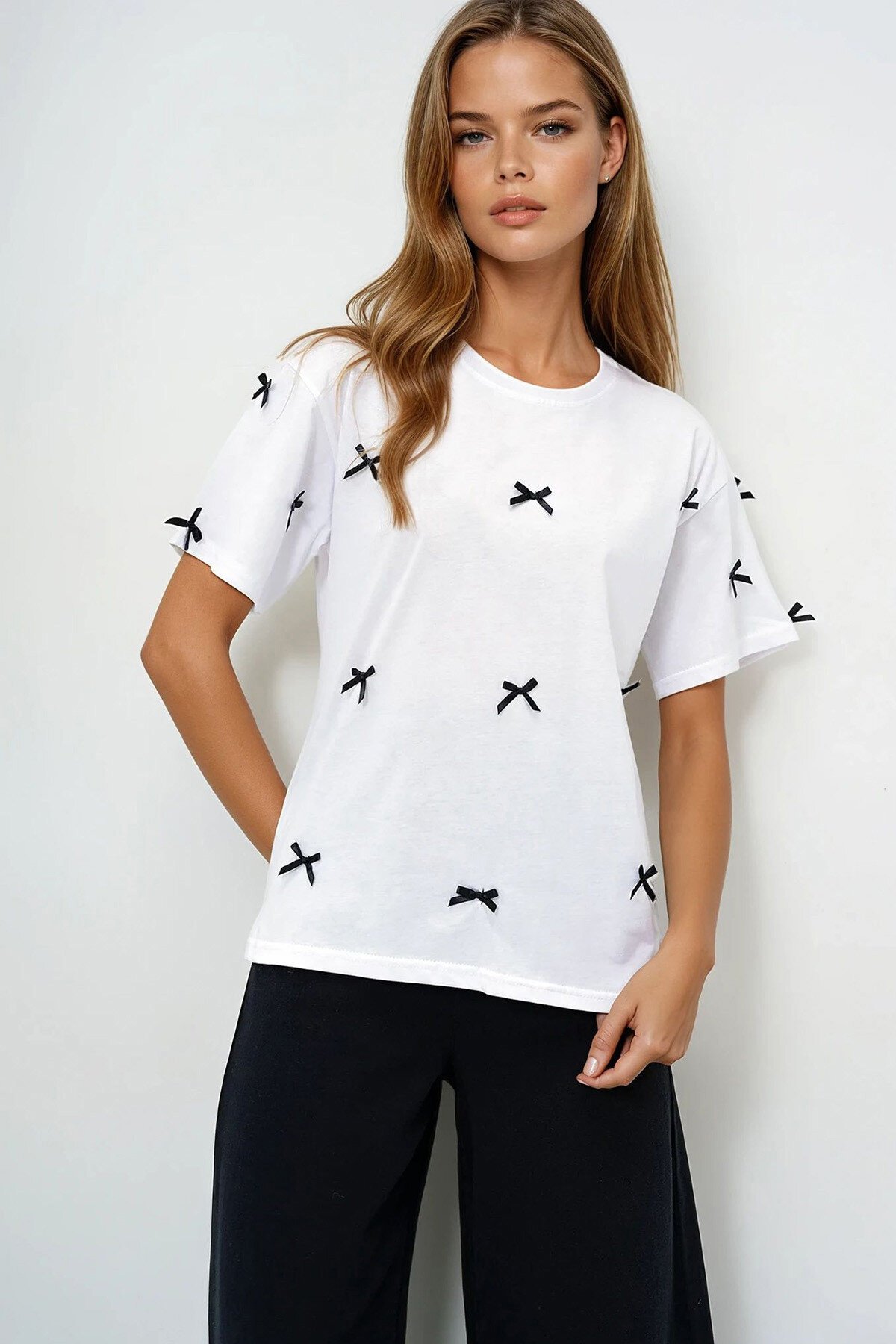 Beyaz Bisiklet Yaka Fiyonk İşlemeli Basic T Shırt