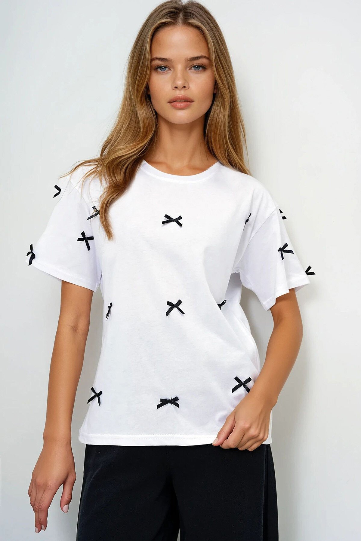 Beyaz Bisiklet Yaka Fiyonk İşlemeli Basic T Shırt