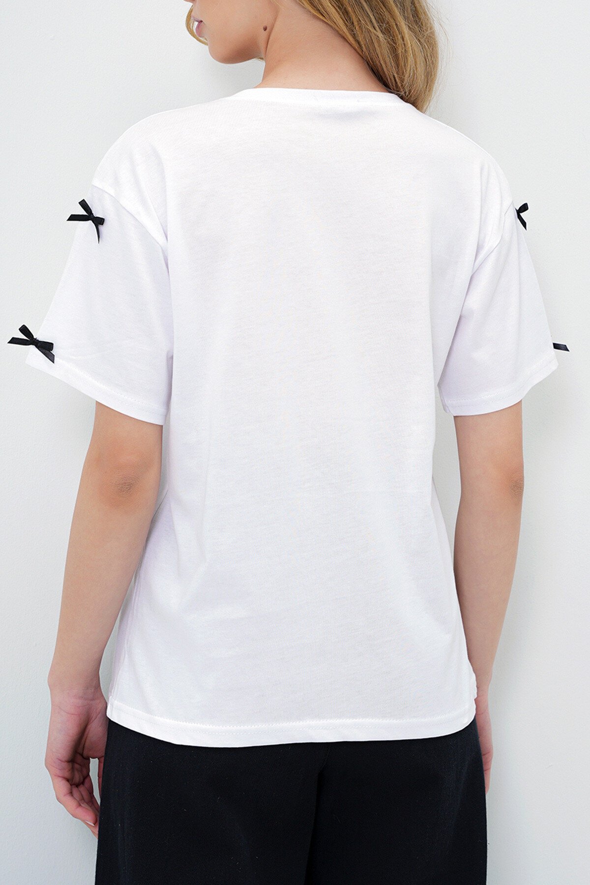 Beyaz Bisiklet Yaka Fiyonk İşlemeli Basic T Shırt