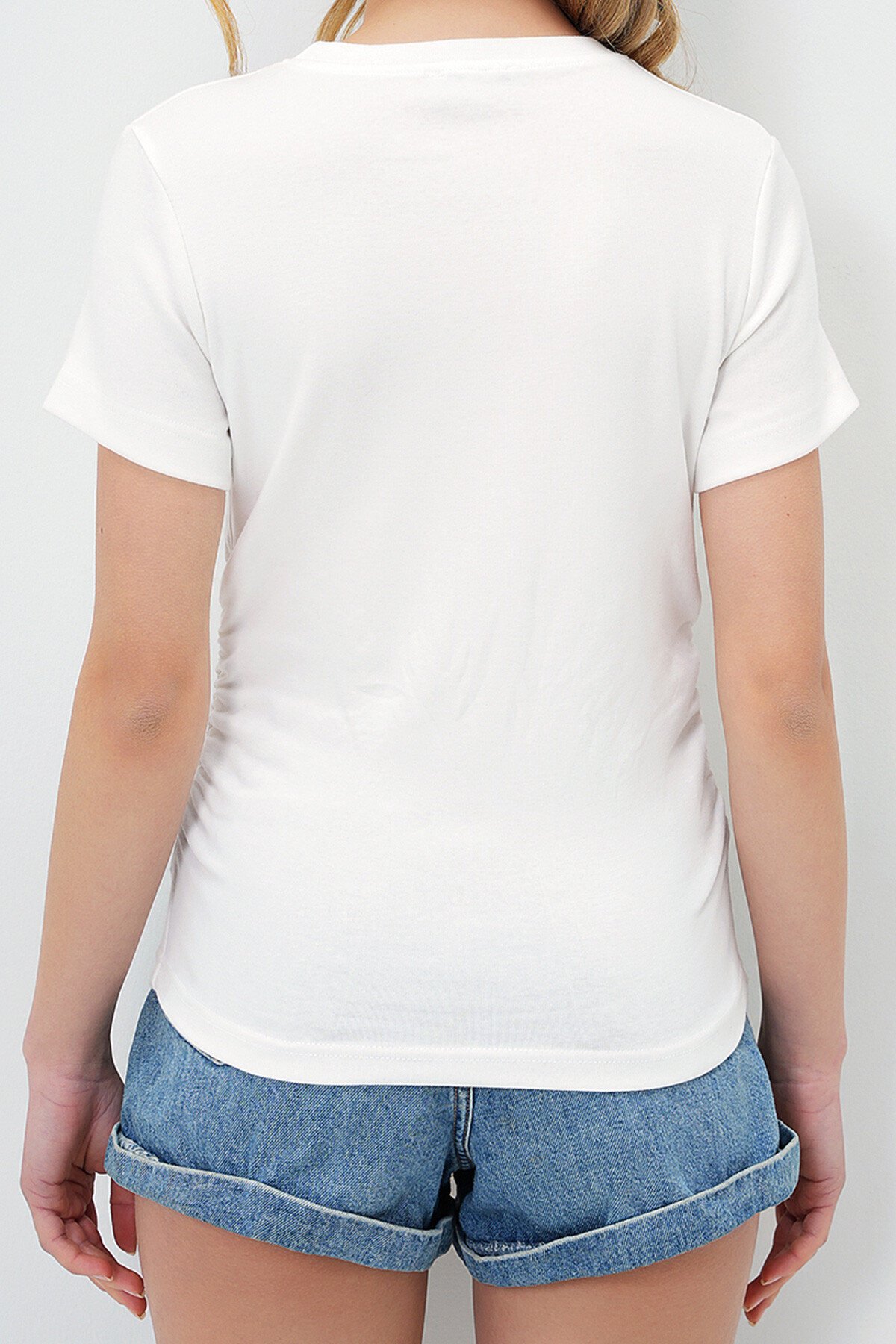 Beyaz Bisiklet Yaka Fiyonk İşlemeli Drapeli Bluz