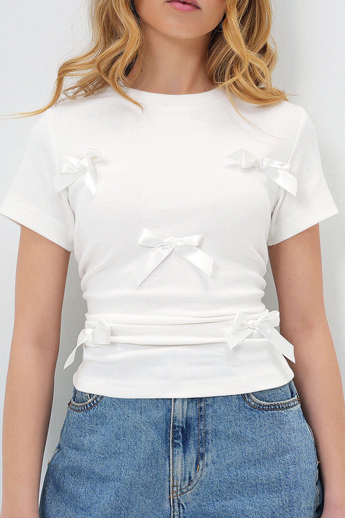 Beyaz Bisiklet Yaka Fiyonk İşlemeli Drapeli Bluz