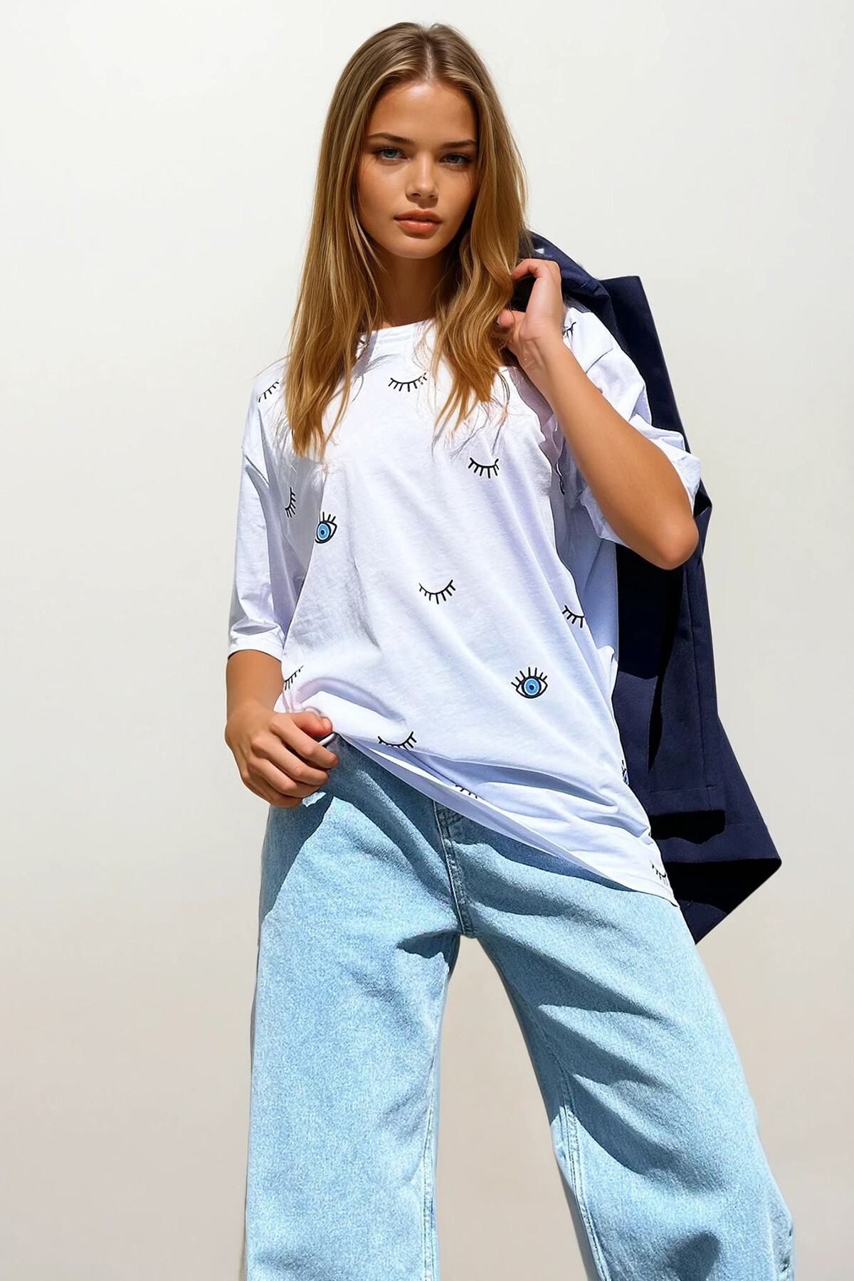 Beyaz Bisiklet Yaka Göz Baskılı Oversize T-Shirt