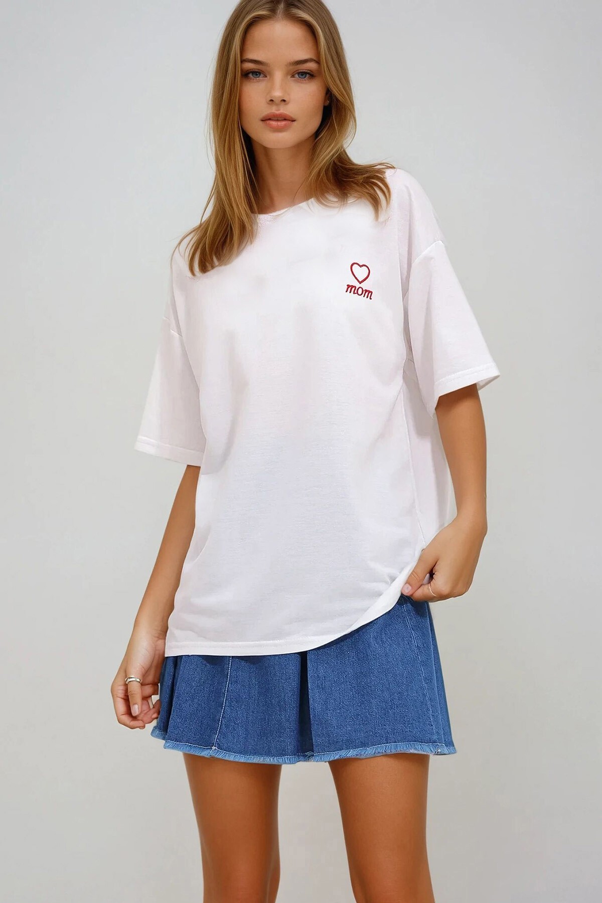 Beyaz Bisiklet Yaka İki İplik Mom Nakışlı T Shirt