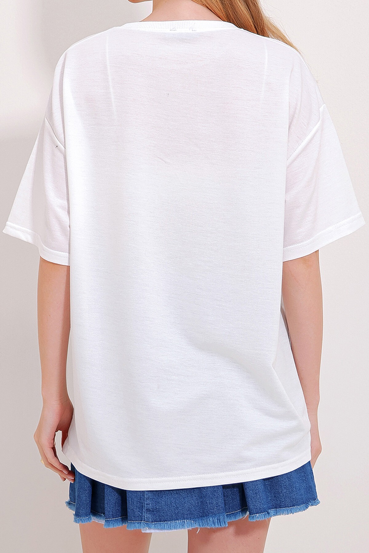 Beyaz Bisiklet Yaka İki İplik Mom Nakışlı T Shirt