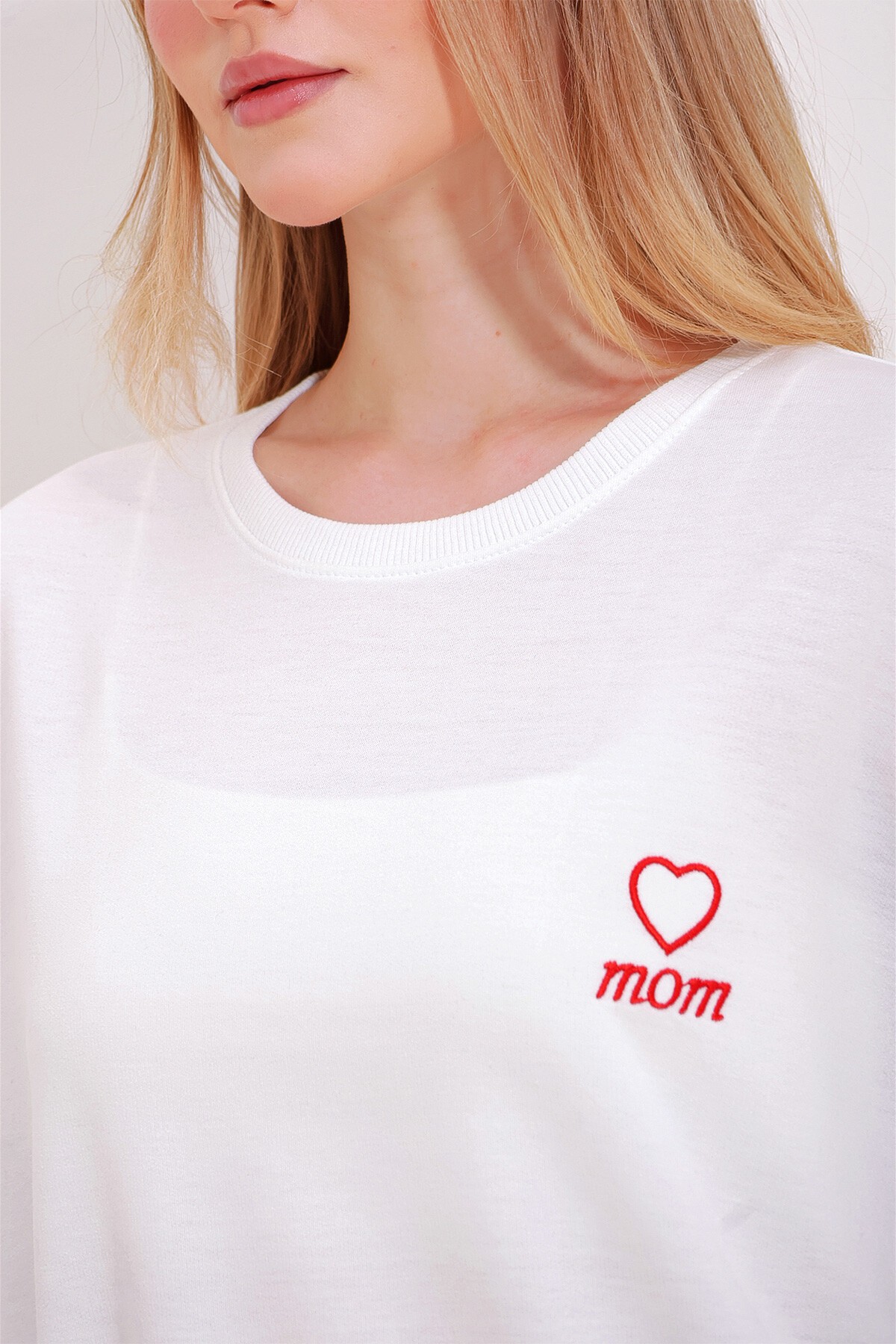 Beyaz Bisiklet Yaka İki İplik Mom Nakışlı T Shirt