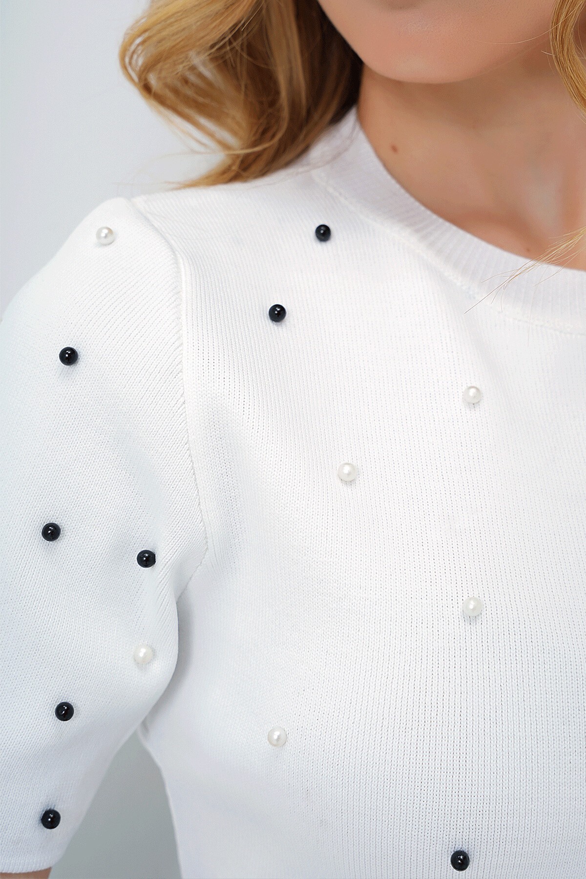 Beyaz Bisiklet Yaka İnci Çakımlı  Triko Crop Bluz