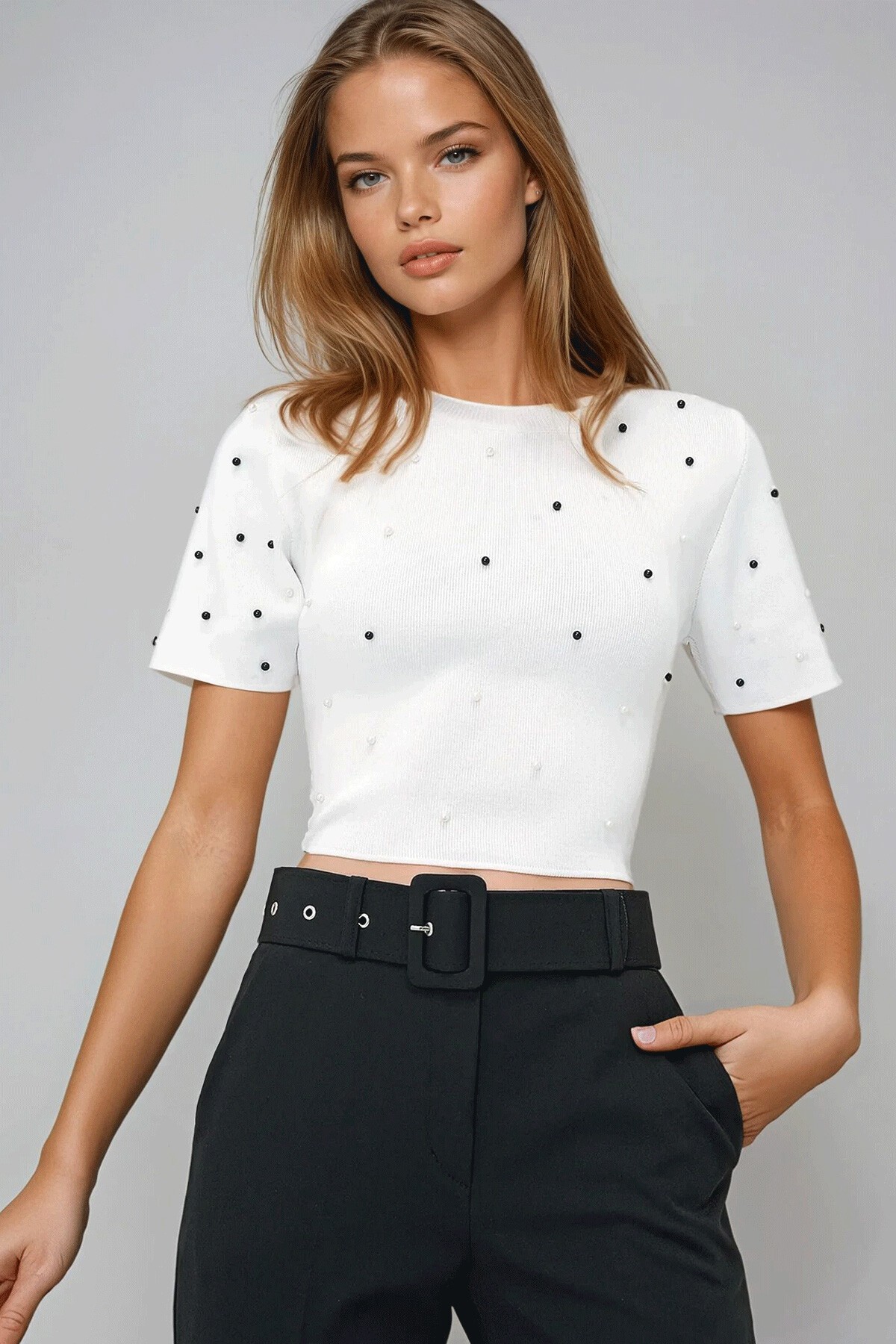 Beyaz Bisiklet Yaka İnci Çakımlı  Triko Crop Bluz