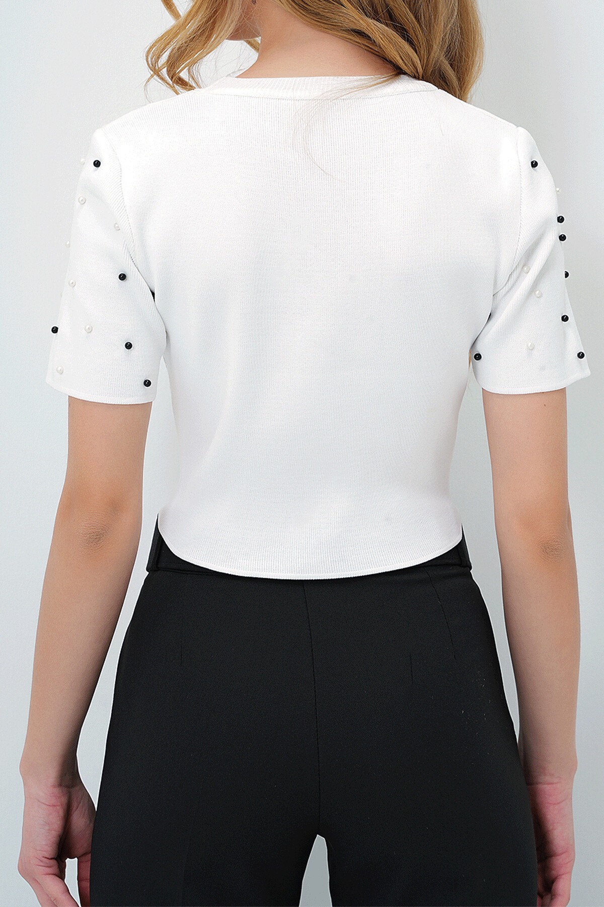 Beyaz Bisiklet Yaka İnci Çakımlı  Triko Crop Bluz
