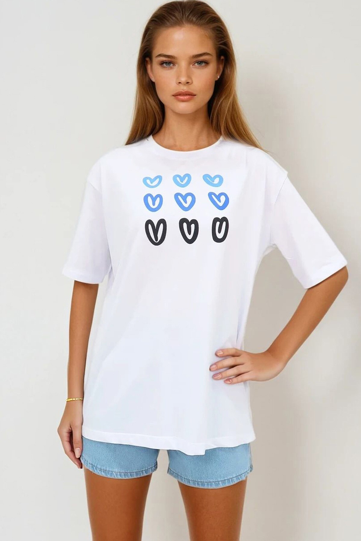 Beyaz Bisiklet Yaka Kalp Baskılı T Shirt