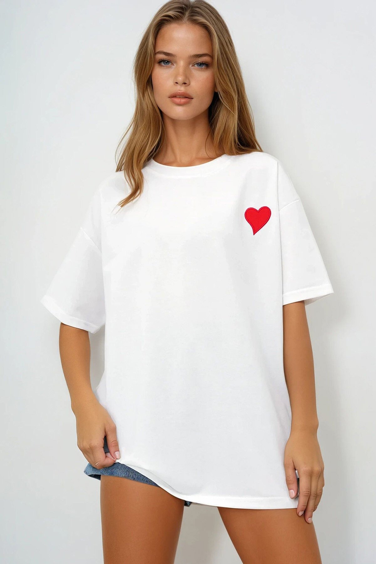 Beyaz Bisiklet Yaka Kalp Nakışlı İki İplik Oversize T Shırt