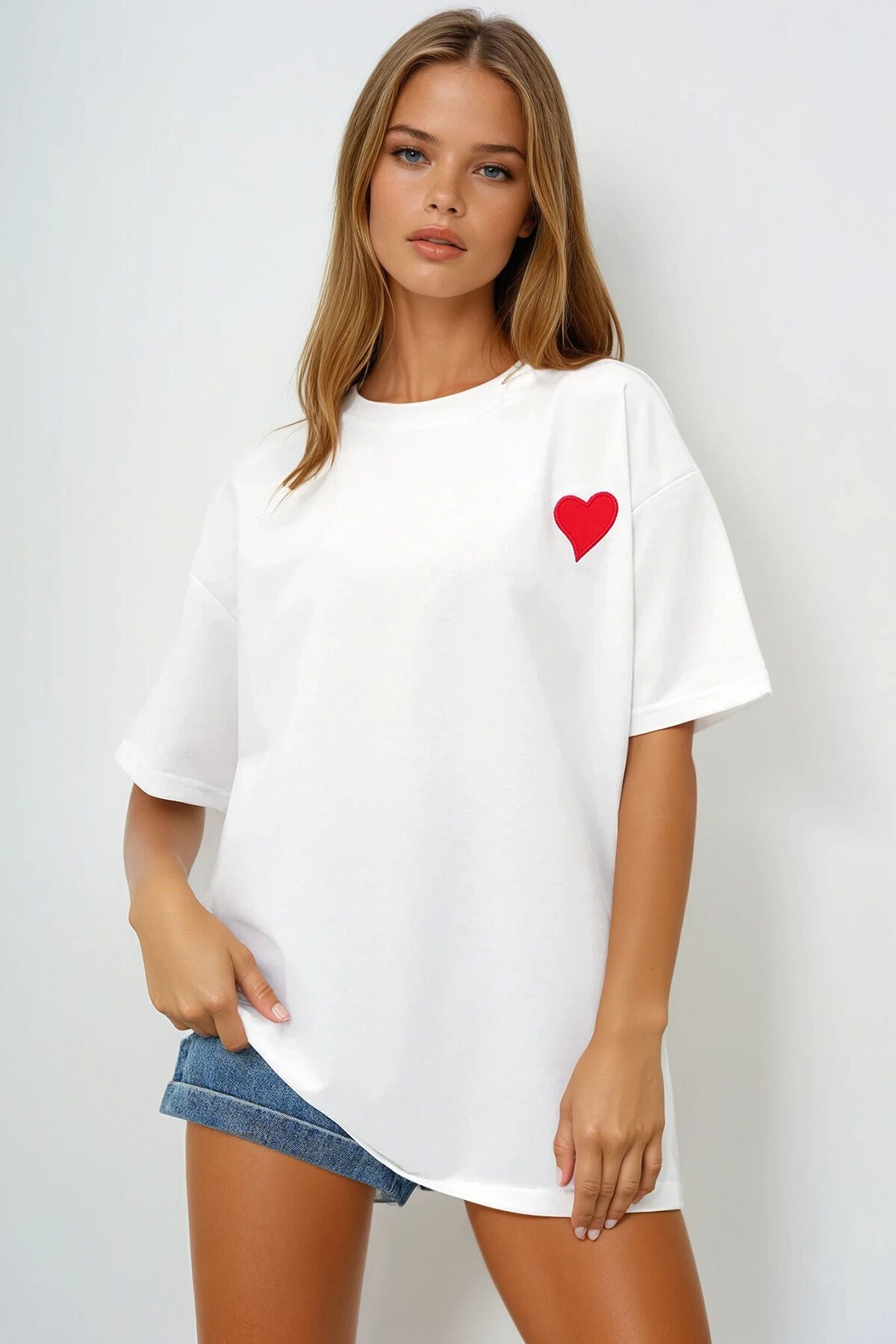 Beyaz Bisiklet Yaka Kalp Nakışlı İki İplik Oversize T Shırt