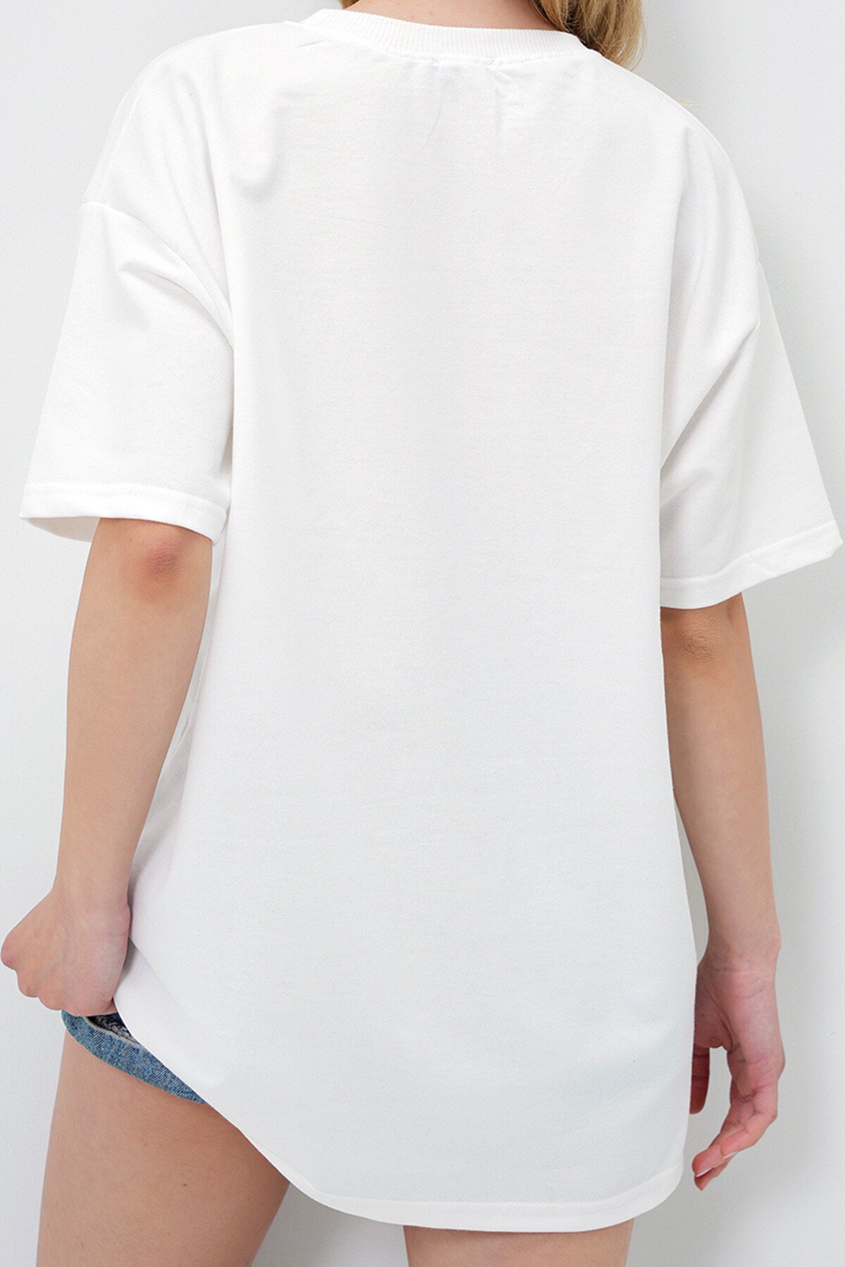 Beyaz Bisiklet Yaka Kalp Nakışlı İki İplik Oversize T Shırt