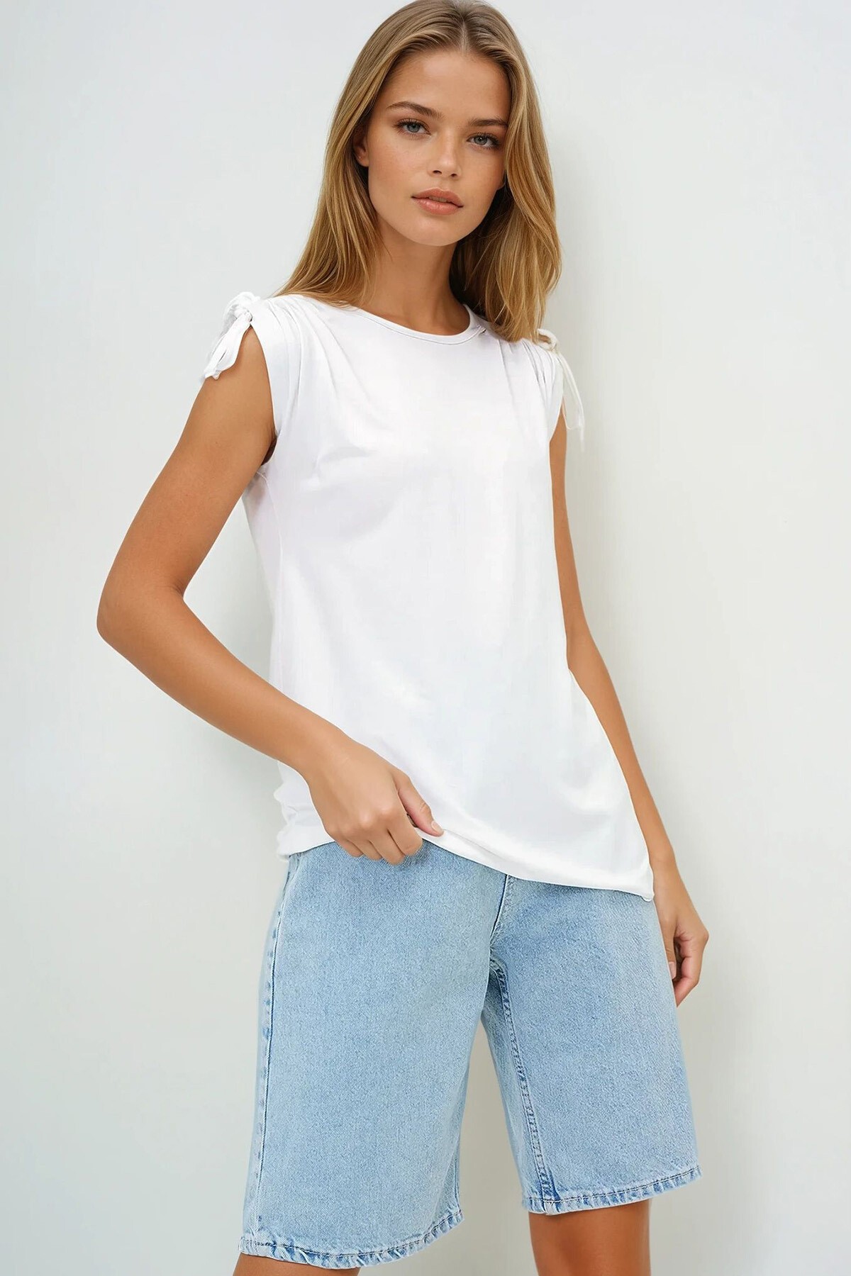 Beyaz Bisiklet Yaka Sıfır Kol Omuzları Büzgülü T Shırt