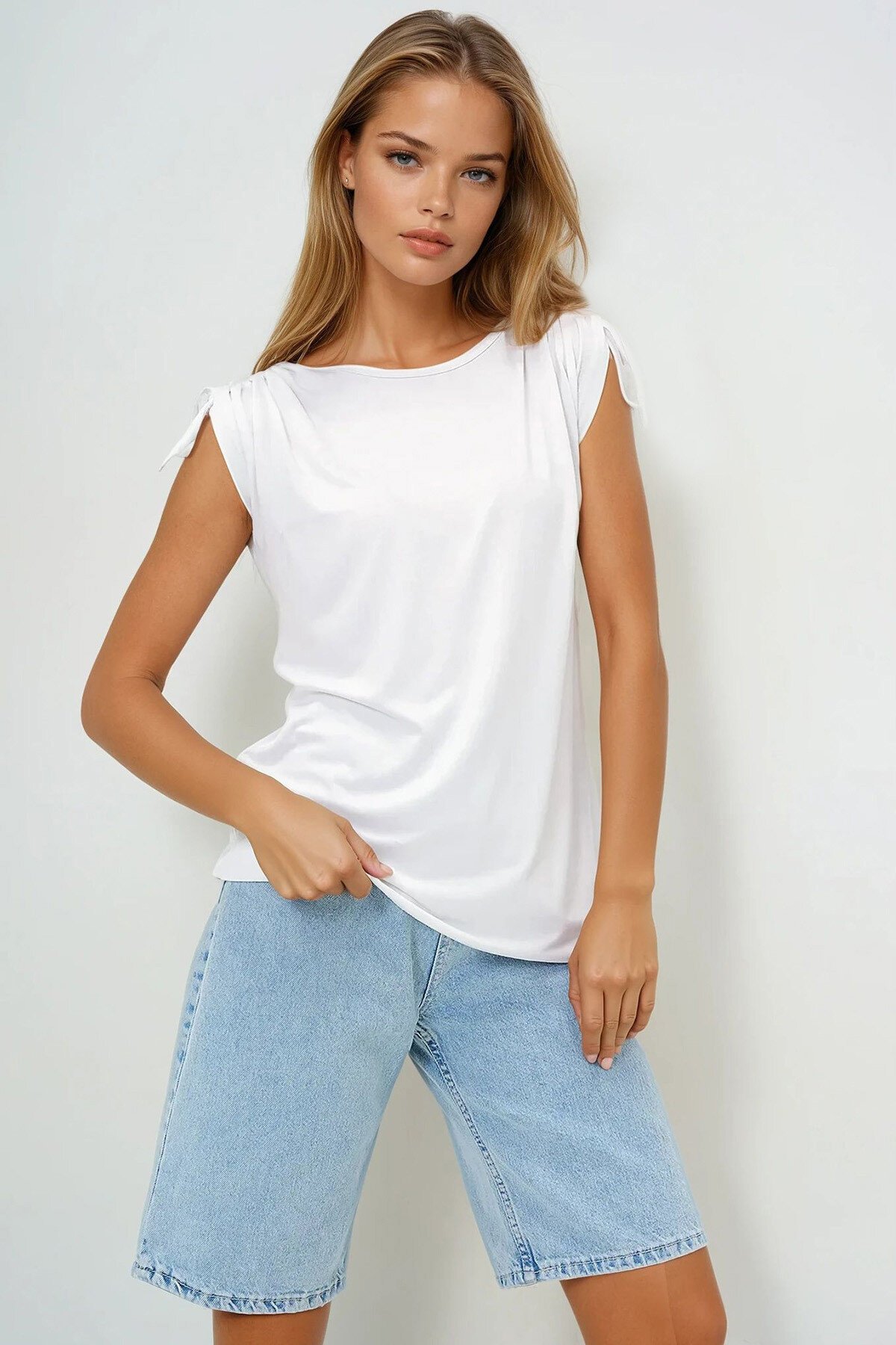 Beyaz Bisiklet Yaka Sıfır Kol Omuzları Büzgülü T Shırt