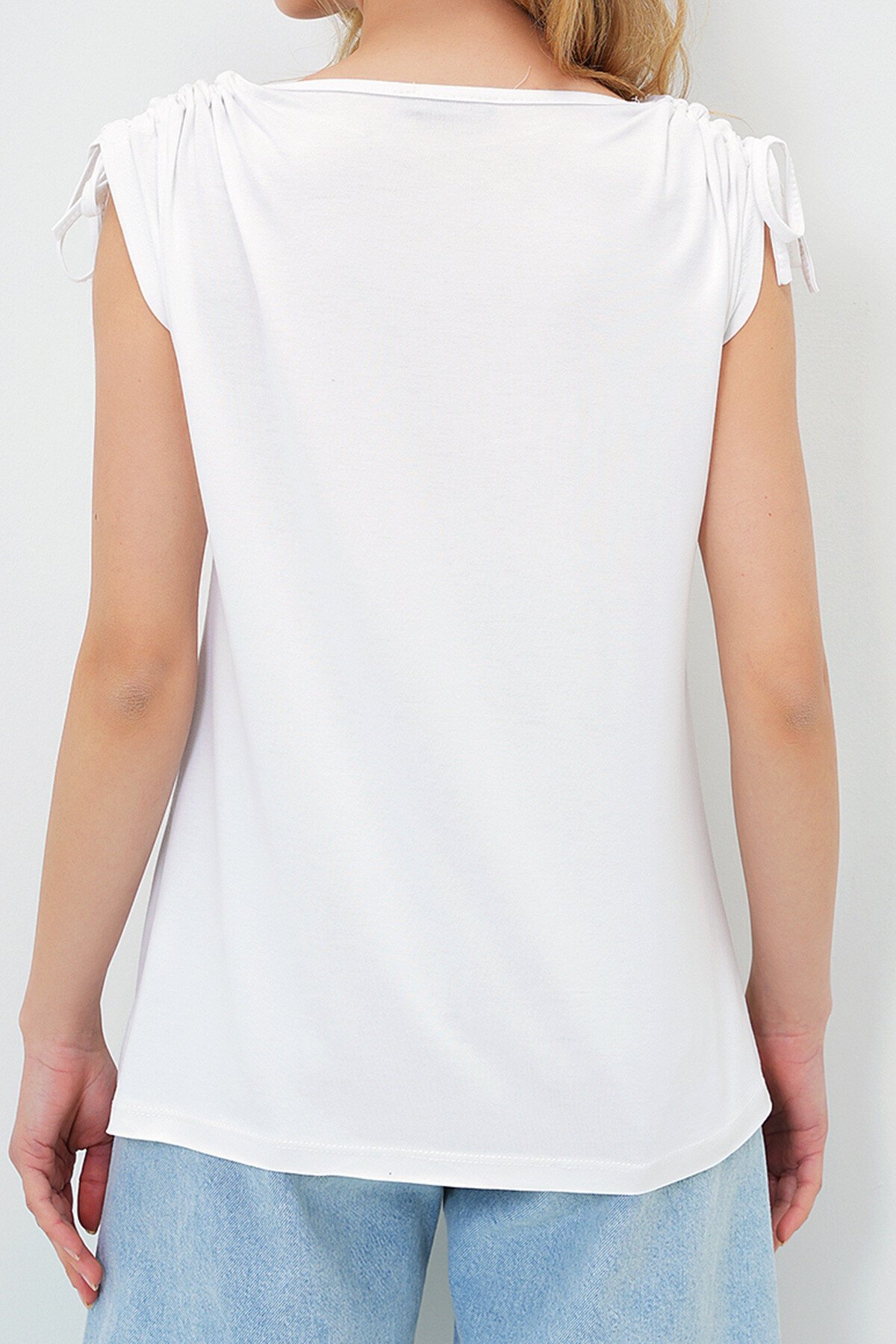 Beyaz Bisiklet Yaka Sıfır Kol Omuzları Büzgülü T Shırt