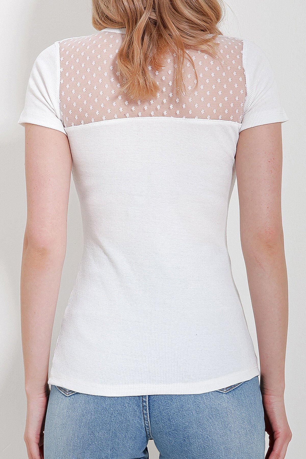 Beyaz Bisiklet Yaka Tül Detaylı Çıt Çıt Kapamalı Bluz